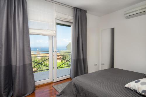 马林斯卡Apartments Biba的一间卧室设有一张床和一个大窗户