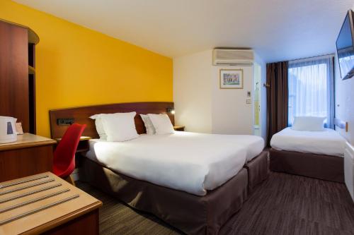 埃唐普埃唐普舒适酒店的酒店客房配有两张床和一张书桌