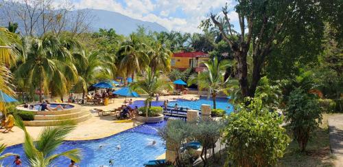 圣赫罗尼莫Hotel Lagotours的一个带大型游泳池的度假村,里面的人