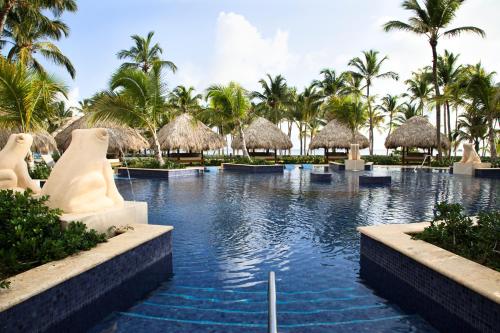 蓬塔卡纳巴塞罗巴瓦罗宫全包酒店 的棕榈树度假村的游泳池