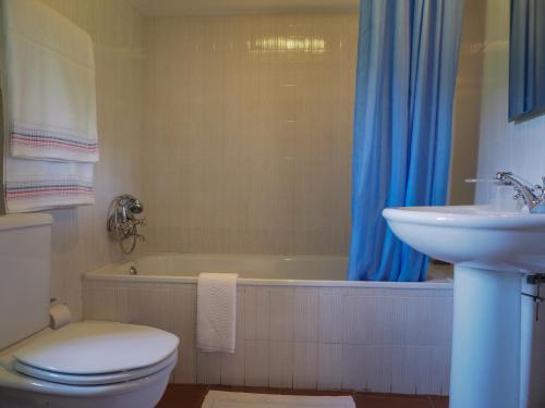索茹Casa de Pereiró的浴室配有卫生间、盥洗盆和浴缸。