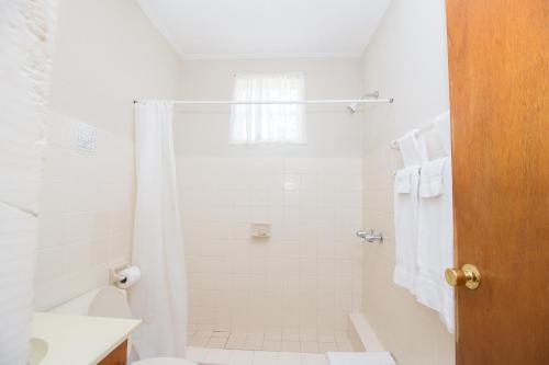 Arnos ValeRosewood Apartment Hotel的带淋浴和卫生间的白色浴室