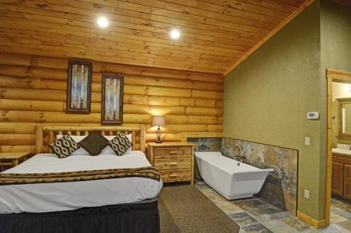 麦克亨利The Lodges at Sunset Village的一间卧室配有一张床和浴缸