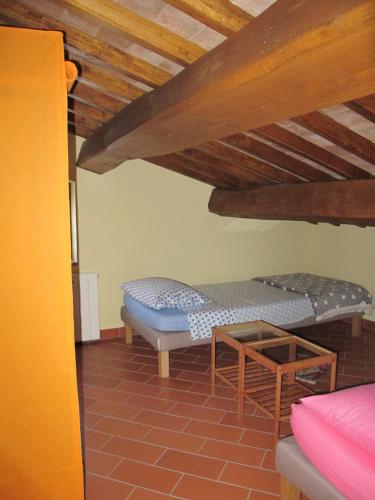 CerbaiaCasavacanze I PINI的客房设有两张床和木制天花板。