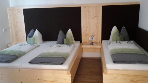 齐勒河谷采尔Ferienwohnung Tobias的客房内的2张双层床和枕头