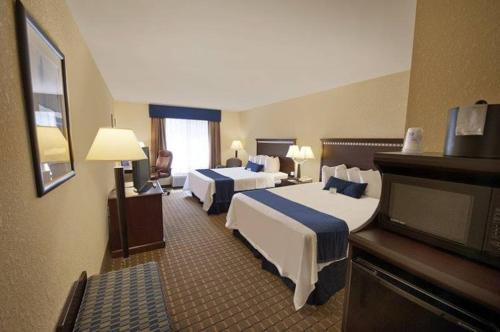 艾伦镇西艾伦镇智选假日酒店及套房的酒店客房设有两张床和电视。