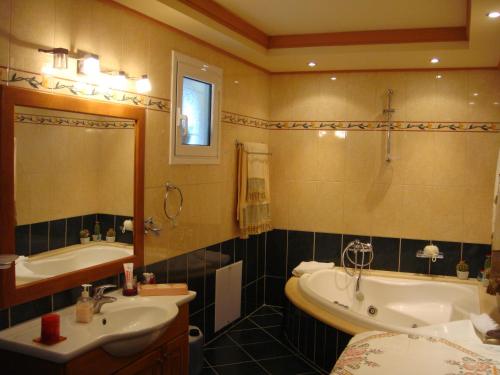 阿里拉斯Eleni Apartments的带浴缸、水槽和浴缸的浴室