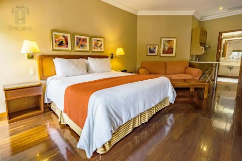 危地马拉圣卡洛斯酒店的酒店客房,配有床和沙发