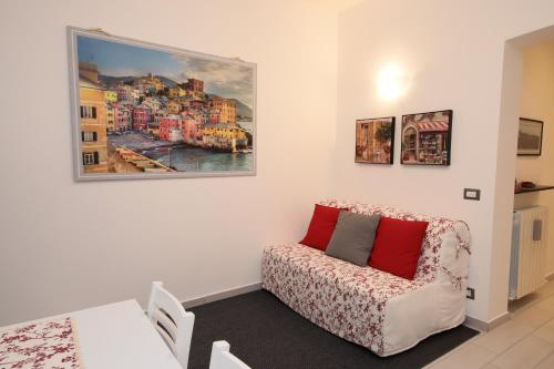 热那亚A due passi dalla LANTERNA的客厅配有沙发和墙上的绘画
