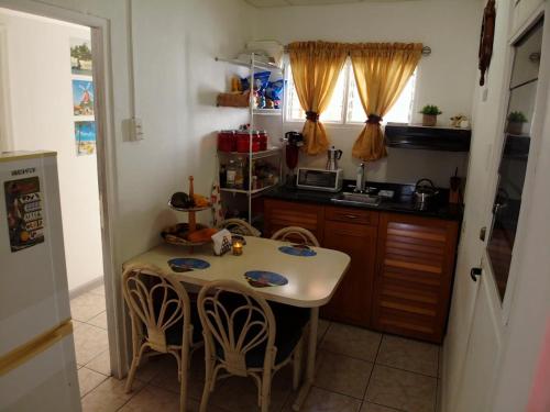 Hostel Room Aruba的厨房或小厨房
