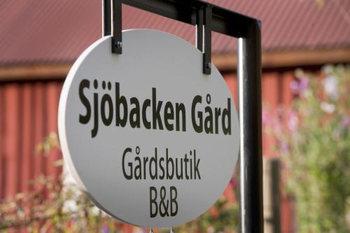 LerdalaSjöbacken Gård的花园中心标志,建筑背景