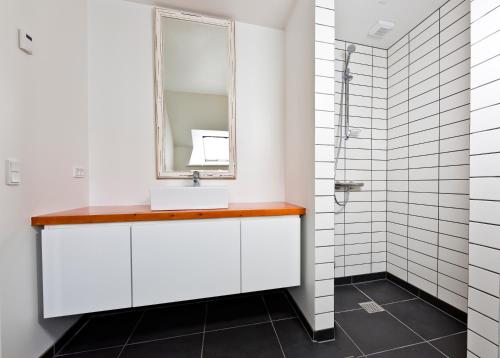 艾勒斯克宾Aroma Guesthouse的一间带水槽和镜子的浴室