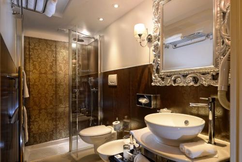 威尼斯Hotel Olimpia Venice, BW Signature Collection 3sup的一间带水槽、卫生间和淋浴的浴室