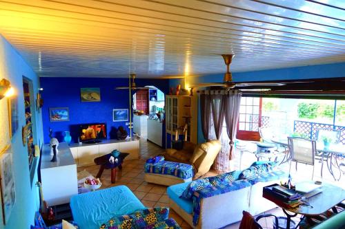 PaopaoVilla Vaiana EURL Vaiana Faratea officedu tourisme 1593DTO MT的客厅设有蓝色的墙壁和沙发。