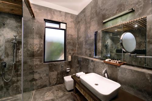 GovardhanShri Radha Brij Vasundhara Resort & Spa的一间带水槽和镜子的浴室
