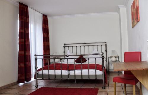 科隆阿卡兹恩鸿丰酒店的一间卧室配有一张带红色毯子的床