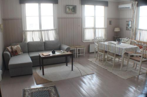 埃克奈斯斯罗特巴登公寓的客厅配有沙发和桌子