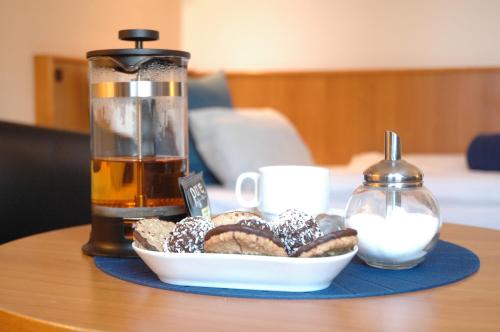 杜塞尔多夫KEMPE康福特酒店的桌上的饼干和饮料