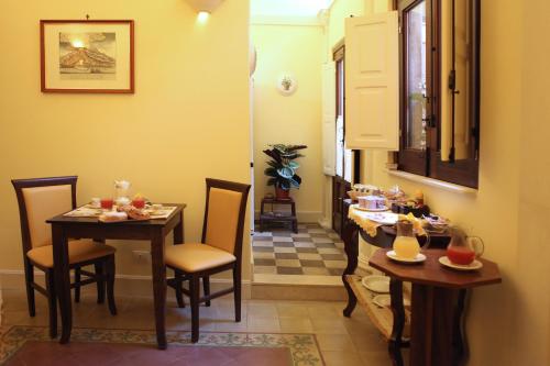 卡塔尼亚阿杜欧姆酒店的小型用餐室配有2张桌子和椅子