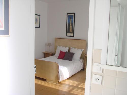 雷恩坤塔德旅馆的一间卧室配有带白色床单和红色枕头的床。