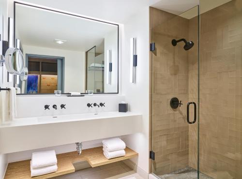 斯诺马斯村Limelight Hotel Snowmass的一间带水槽和淋浴的浴室