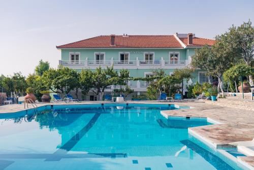 毕达哥利翁埃费林酒店的一座带房子的游泳池