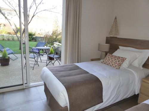 阿姆博斯Chambres D'hôtes Les Ambaciales的一间卧室配有一张床,享有庭院的景色