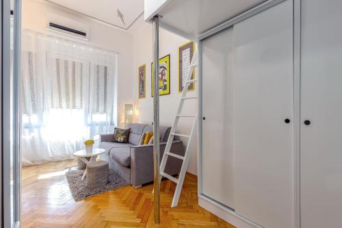 里耶卡皮拉米达公寓的客厅配有高架床和沙发