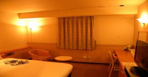 米泽市Hotel Benex Yonezawa / Vacation STAY 14346的一间设有桌子和桌子的房间