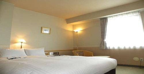 米泽市Hotel Benex Yonezawa / Vacation STAY 14346的卧室配有一张大白色床和窗户