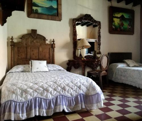 危地马拉安地瓜Posada San Sebastian的一间卧室配有一张床和镜子