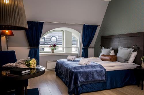 奥斯陆Frogner House - Skovveien的一间卧室设有一张大床和一个窗户。