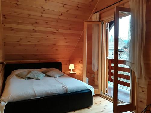 KuželjPetit chalet Belosevic的一间卧室配有一张木墙床
