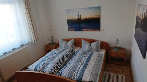 奥泊维森塔尔Ferienwohnung Korn mit Tiefgarage und Skiraum的卧室配有一张床,墙上挂着一幅画