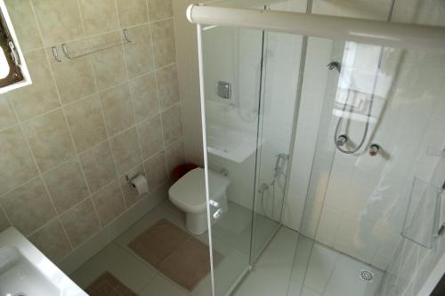 马林加Hostel SLG的带淋浴、卫生间和盥洗盆的浴室