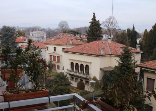 维琴察Guest House Ca' Lou al Teatro的享有拥有房屋和树木的城镇美景