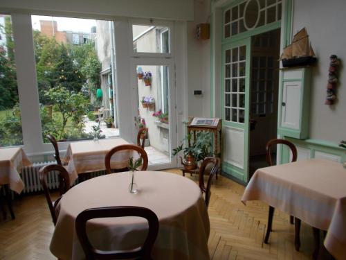布兰肯贝赫曼尼托巴酒店的餐厅设有桌椅和大窗户。