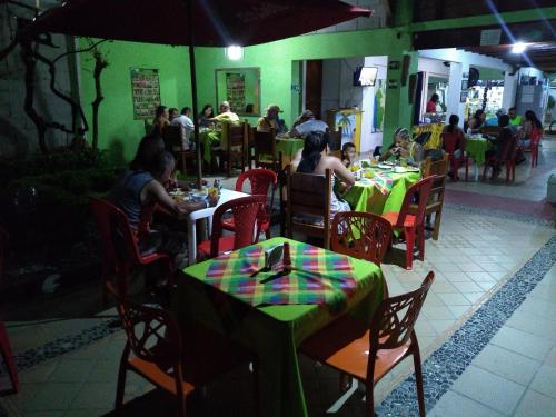 卡普兰干卡普尔加纳旅舍的一群坐在餐厅桌子上的人