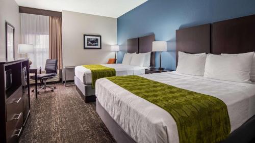 岩石丘速8石山酒店的酒店客房配有两张床和一张书桌