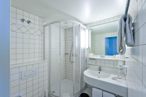 维也纳格拉本酒店的带淋浴和盥洗盆的白色浴室