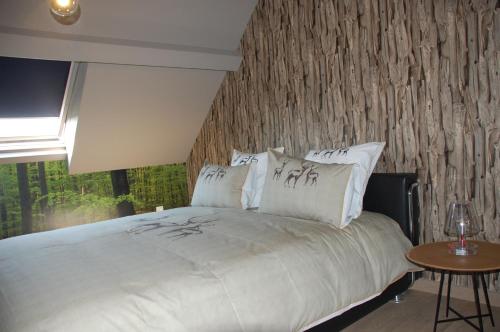 奥伯尔Bed & Cook的卧室配有带白色枕头的大床