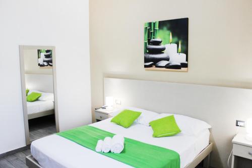 CasavatoreHotel Cesirja的卧室配有一张带绿毯的白色床
