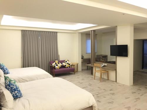 车城双鱼漫游庭园民宿的酒店客房设有两张床和一台平面电视。