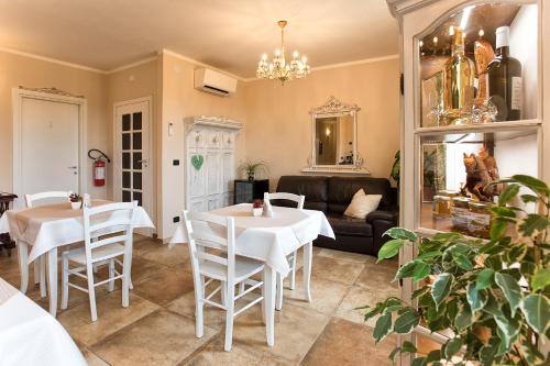 萨萨里Villa Malvasio Retreat & Spa的客厅配有两张桌子和一张沙发