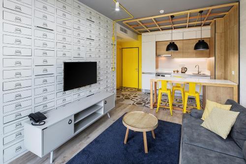 伊兹密尔Coordinat Suits的带电视的客厅和厨房。