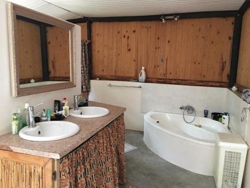 索德瓦纳湾Toad Tree Cabins的浴室配有两个盥洗盆和浴缸。