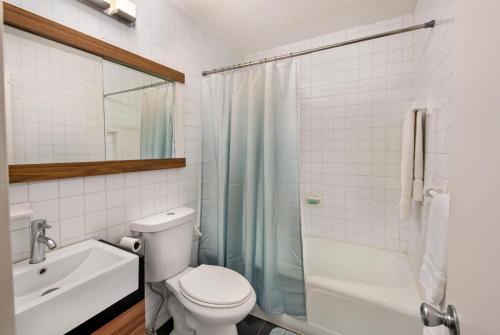 弗雷德达尔Bare Feet Retreat的浴室配有卫生间、淋浴和盥洗盆。