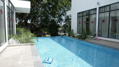 Kampong Batang MelekekThe Dahlias at Afamosa Melaka的房屋前的游泳池