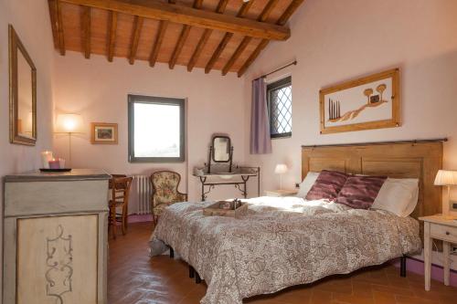 因普鲁内塔La Casa di Thea的卧室配有1张床、1张桌子和1把椅子