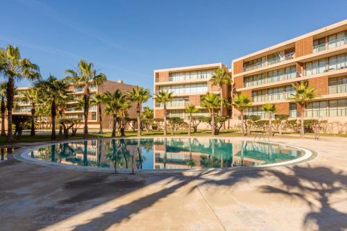 阿尔布费拉Apartments Maria - Salgados 10A0D的大楼前的游泳池